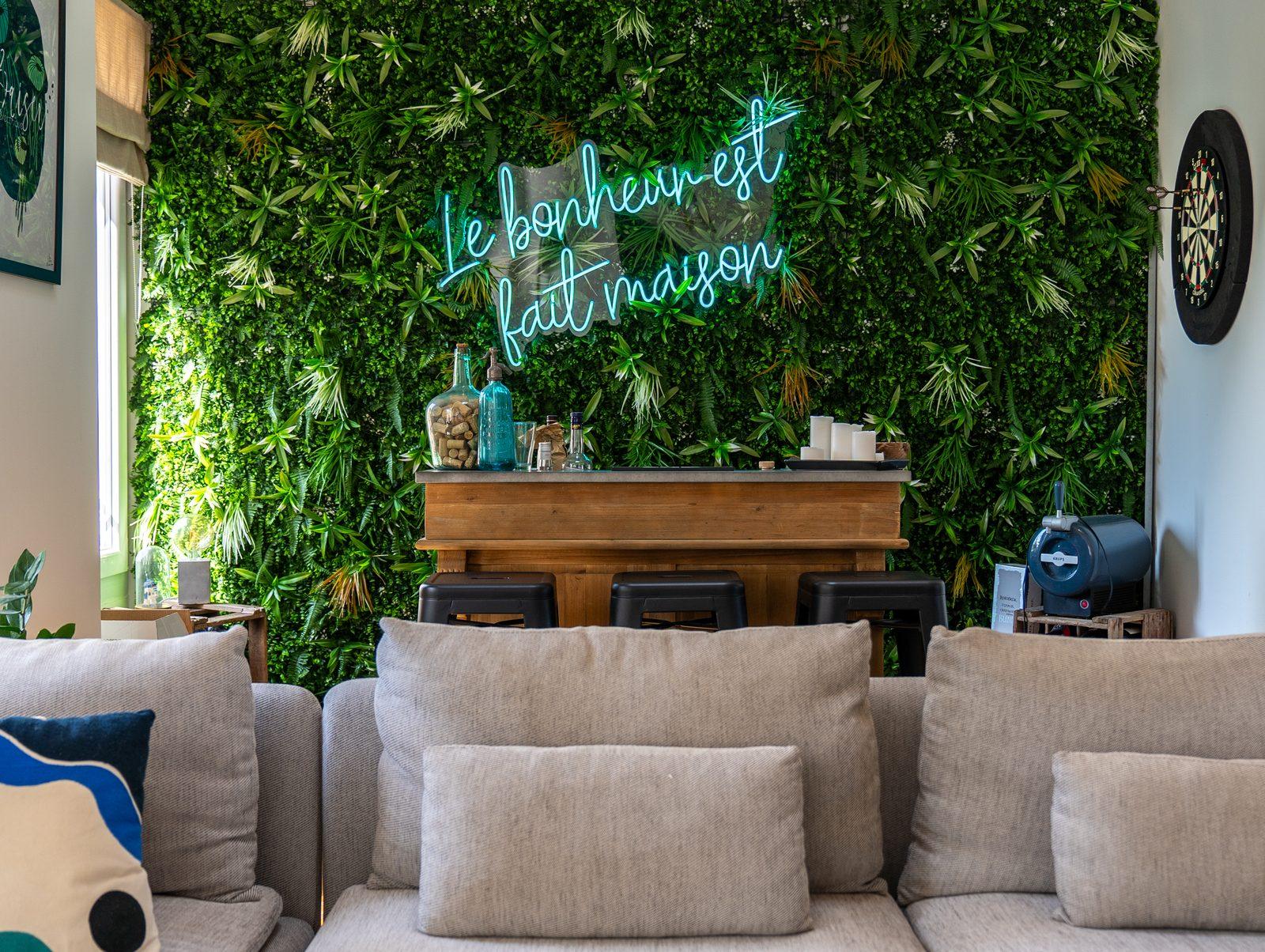 Coin bar avec mur végétal, appartement à Hyères