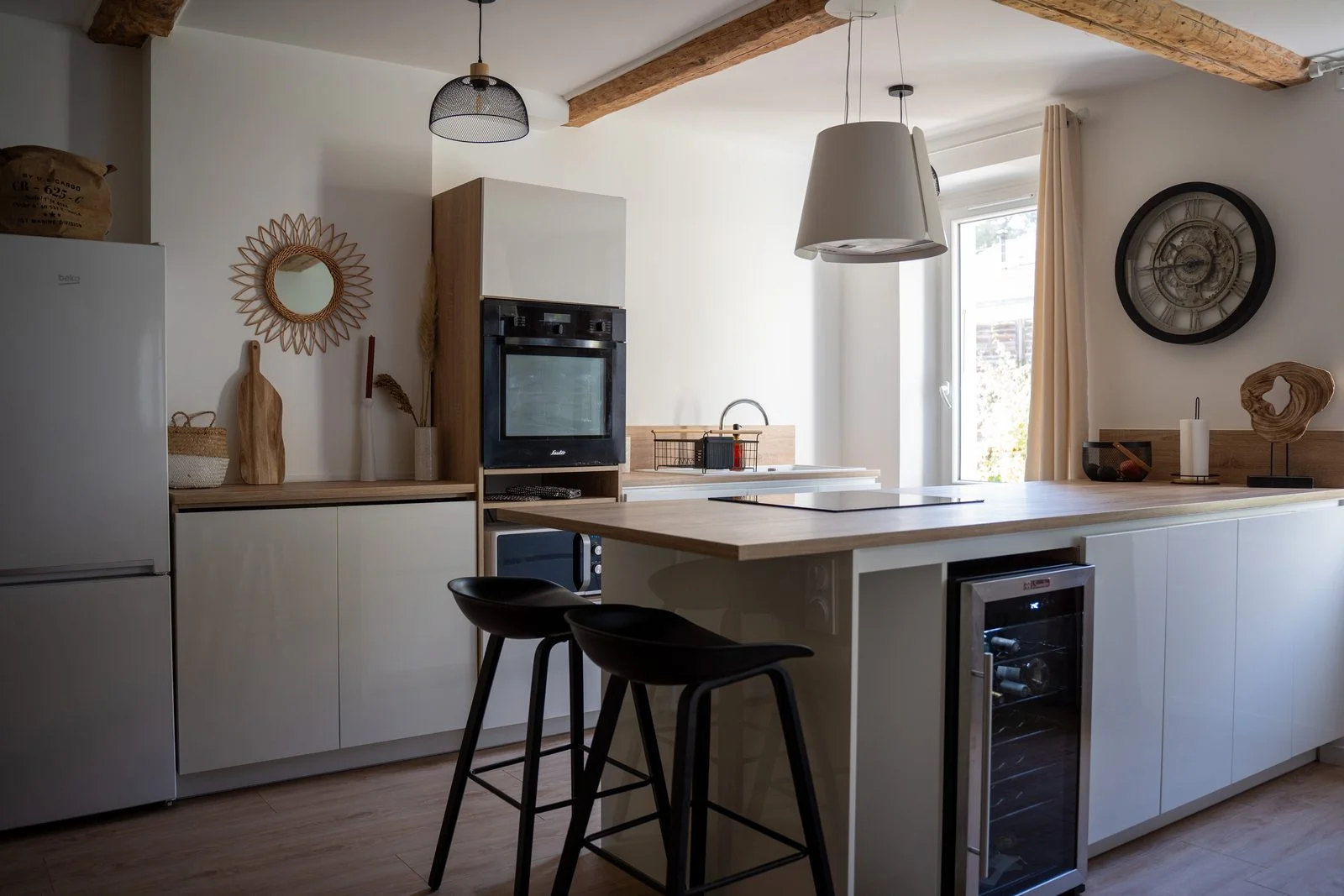 Cuisine ouverte avec îlot central, appartement à Hyères