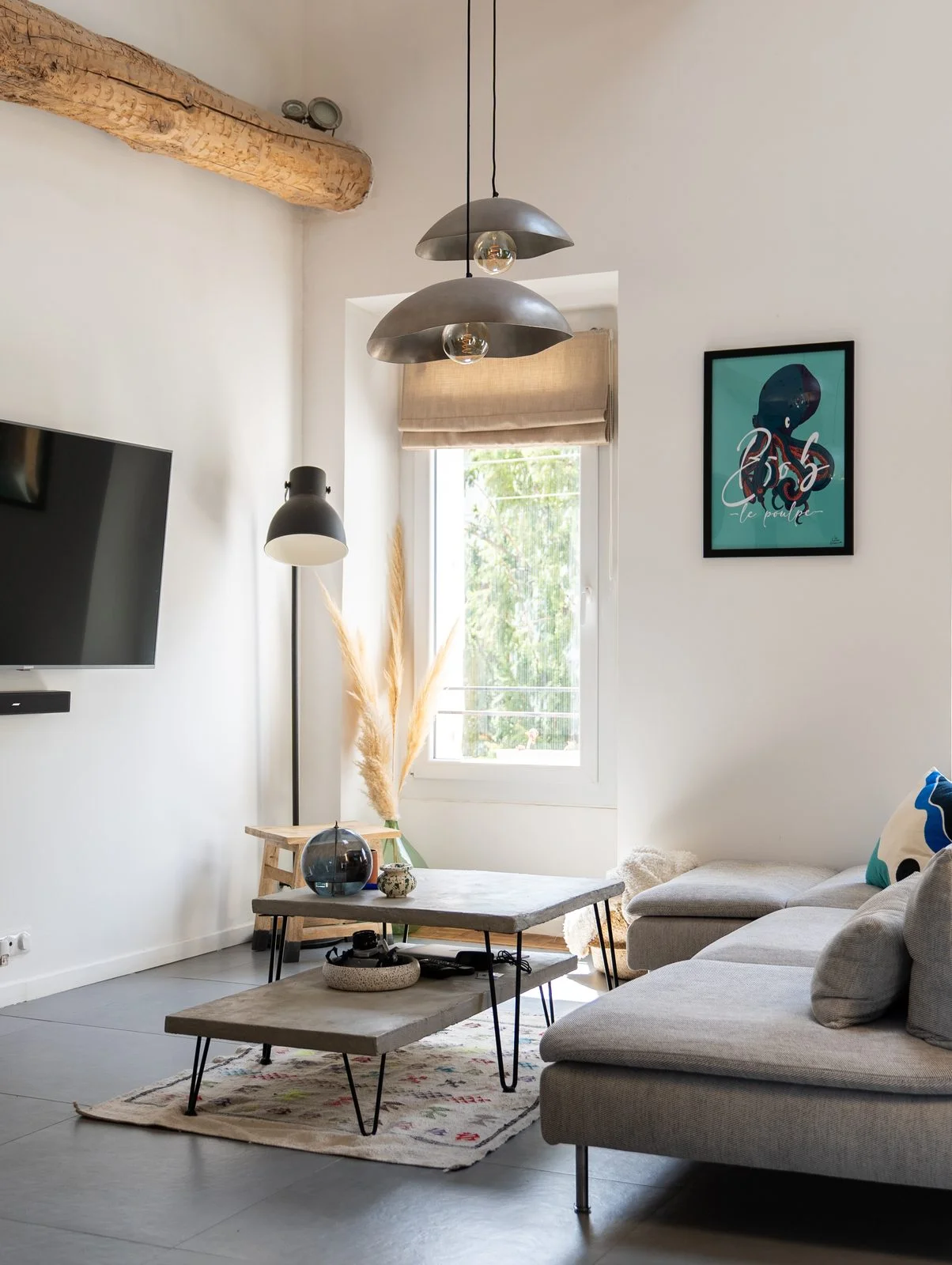 Salon lumineux avec poutres apparentes, appartement à Hyères