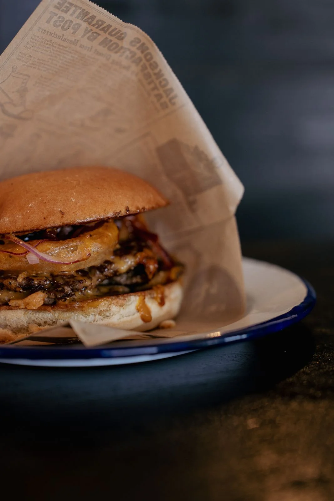 Double smash burger dans son papier journal, Mitch Burger