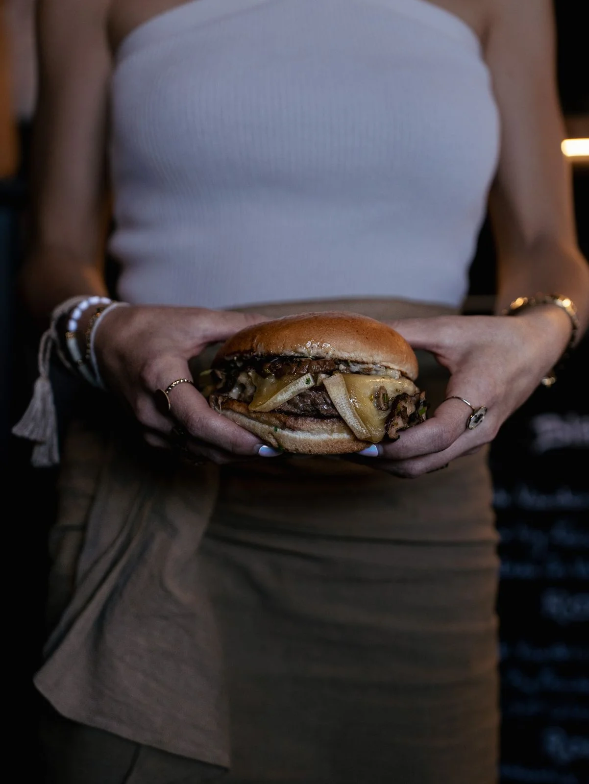 Burger champignons et fromage tenu en mains, Mitch Burger